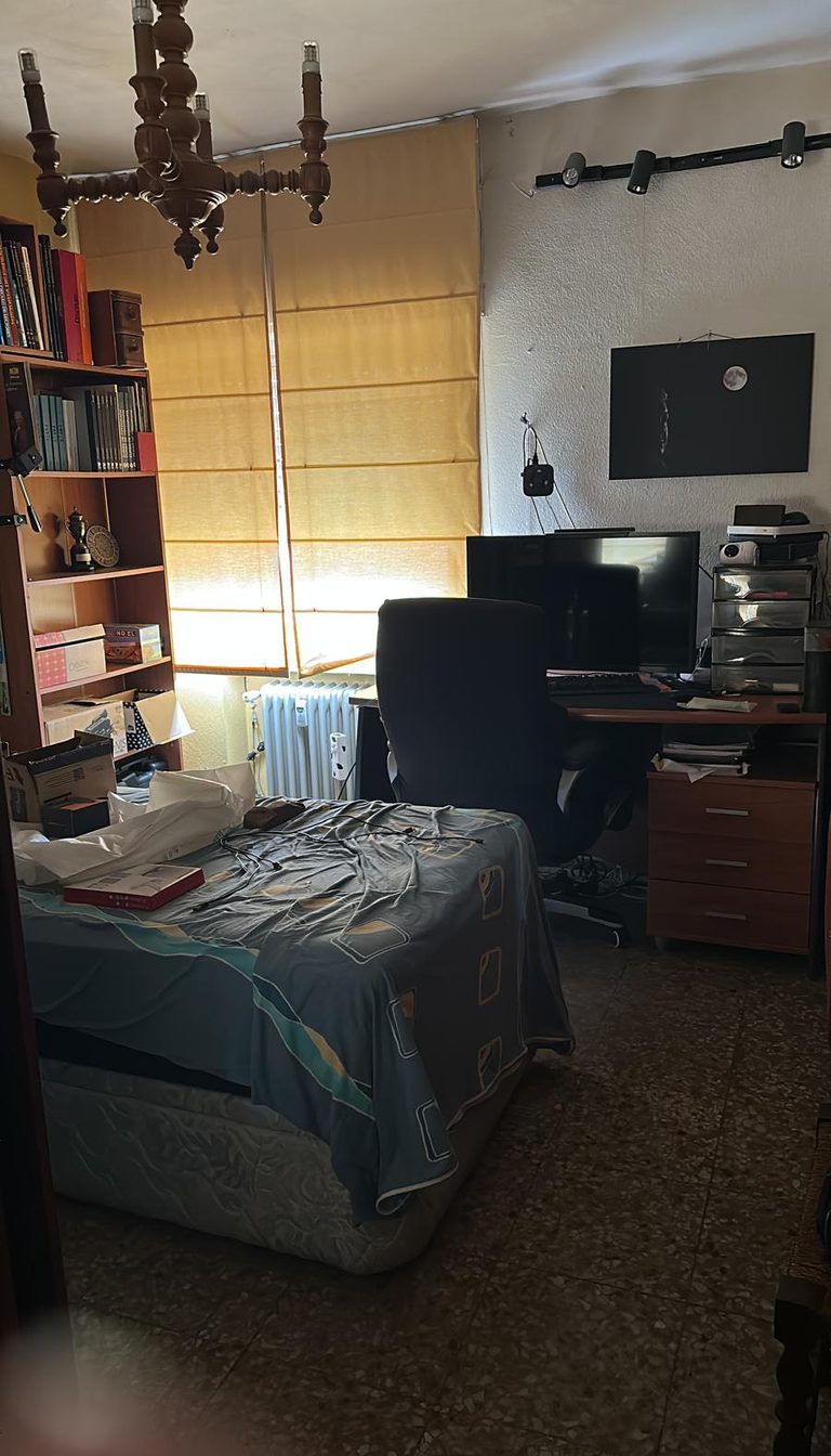 Antes: dormitorio vacío sin amueblar ni decoración